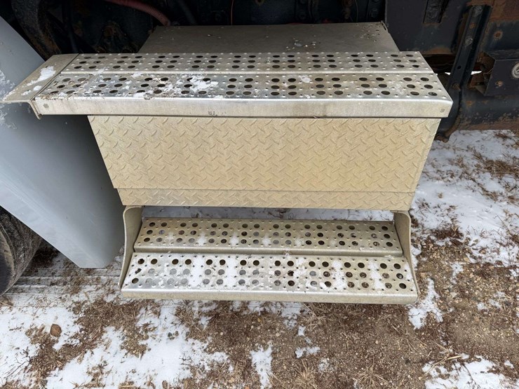 2006-freightliner-columbia-grain-truck,-549,000-miles,-8-year-old-box,-eaton-speed-shift-10-speed-tr-image-15