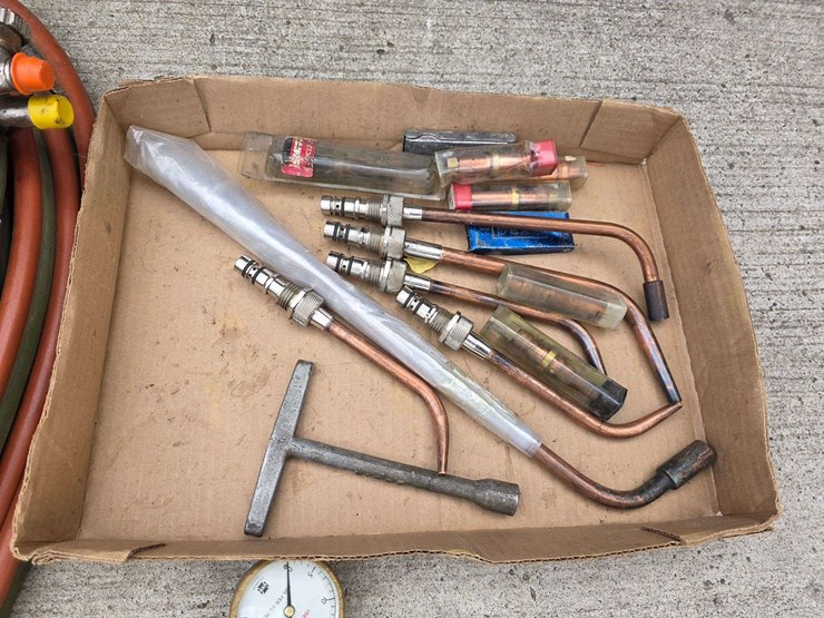 acetylene-smith-brand-torch,-hoses-and-misc,-freshly-rebuilt-regulator-and-misc-tips-image-3