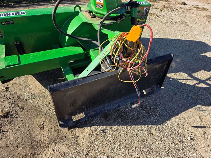 frontier-sb1174-3pt-snowblower-with-skid-loader-quick-attachment-adapter-plate,-2-years-old,-hydraul-image-4