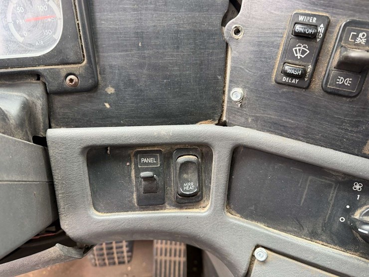 2006-freightliner-columbia-grain-truck,-549,000-miles,-8-year-old-box,-eaton-speed-shift-10-speed-tr-image-59