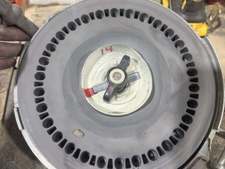 (12)-john-deere-box-e-set-meters,-come-with-corn-plates,-buying-all-for-one-money-image-4