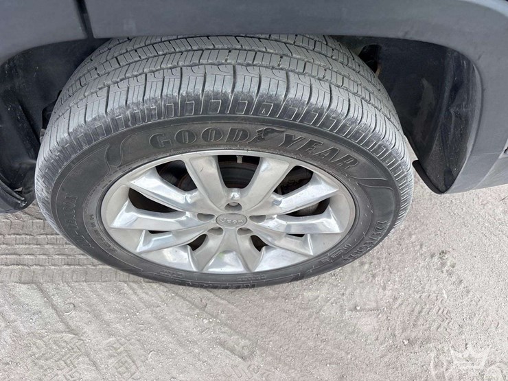 2015-jeep-cherokee-image-28