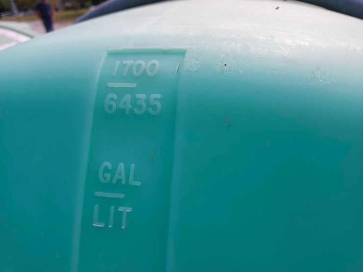 1700-gal-snyder-banded-poly-tank-on-frame-image-5