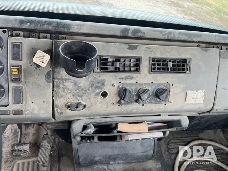 1999-freightliner-fl70-image-49