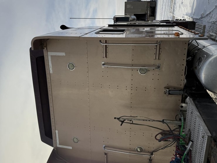 2004-peterbilt-379-image-45