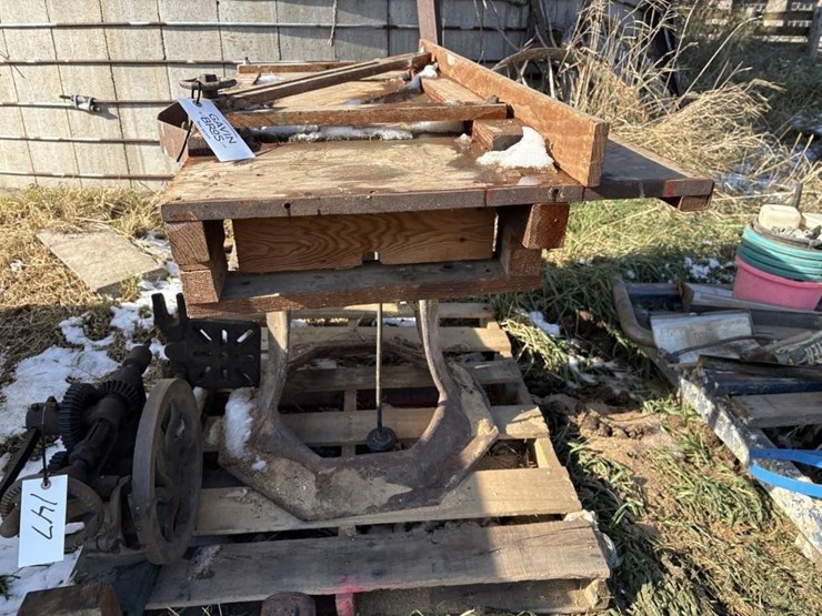 cast-base-table-saw-image-2