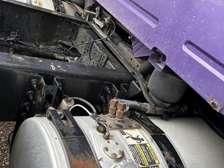 2015-volvo-vnl42t670-image-44