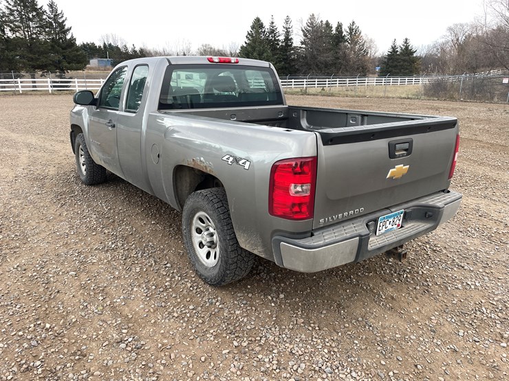 #1125-•-2013-chevrolet-silverado-pickup-truck-(has-mn-title)-image-3