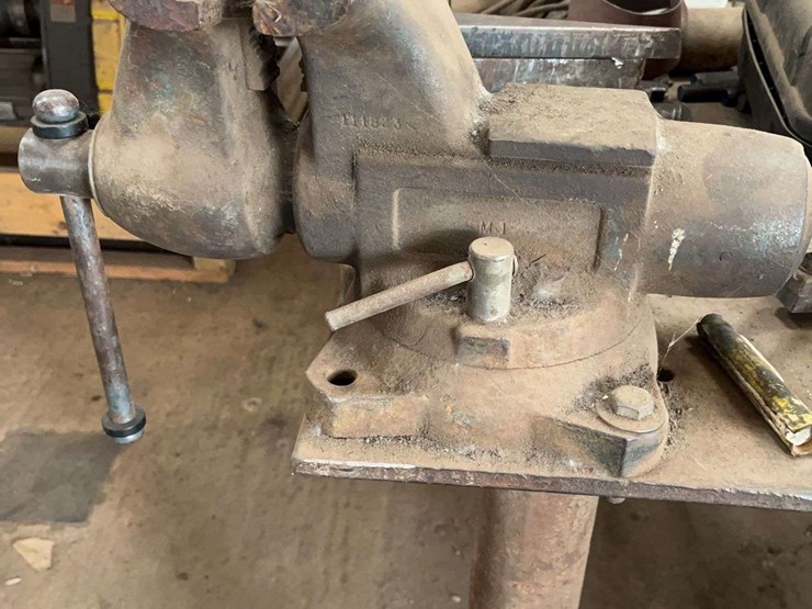 4'-x-8'-steel-shop-table,-vise,-&-contents-image-2