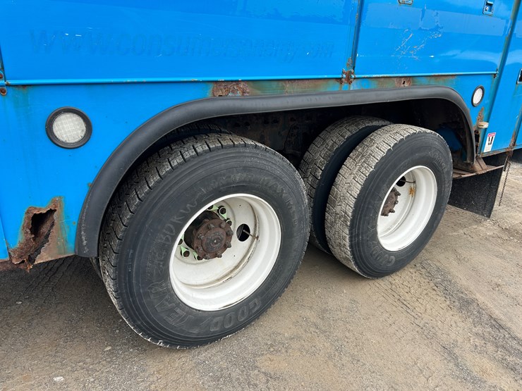 2010-international-7400-image-9