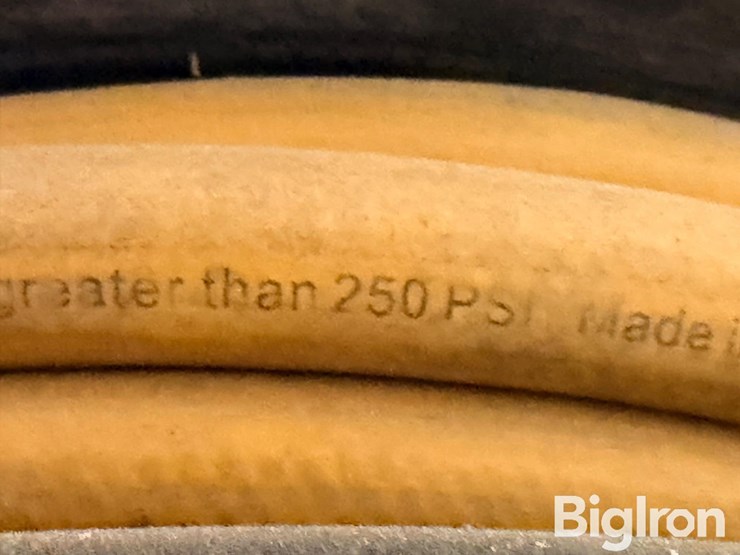 dewalt-dxcm024-0344-dbl.-arm-hose-reel-w/-1/2"-x-50'-premium-rubber-hose-image-8