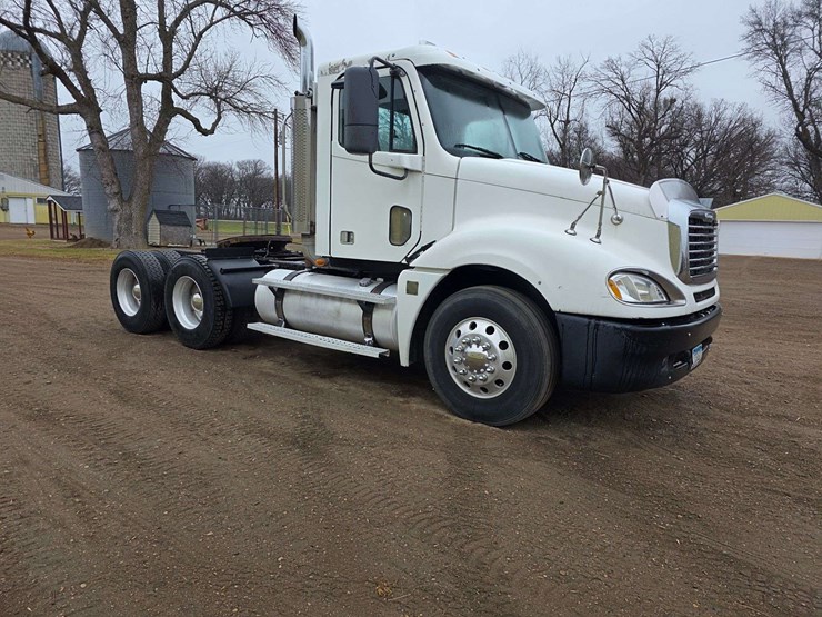 2007-freightliner-cl120-day-cab-semi,-978,000-miles,-detroit-series-60-–-14l-engine,-515hp,-10-speed-image-7