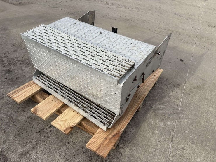 aluminum-battery/step-box,-32”-wide-image-2