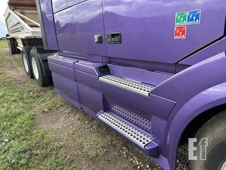 2015-volvo-vnl42t670-image-39