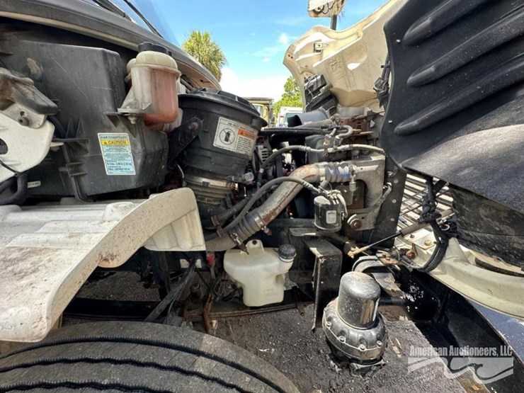 2013-freightliner-m2-106-image-12