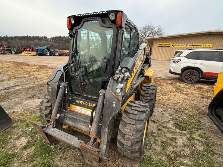 new-holland-l225-image-2