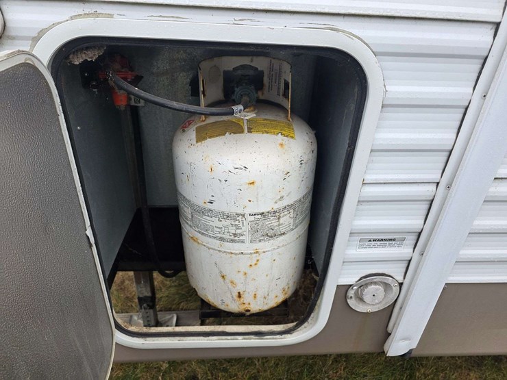 2004-prowler-fleetwood-5th-wheel-rv,-model-255-bhs,-12’-slide-out,-newer-19’-awning,-1-queen-front-b-image-18