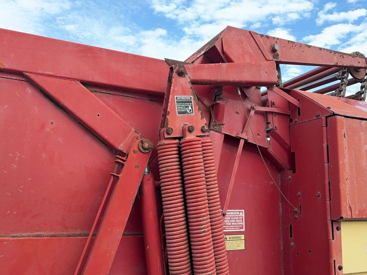 new-holland-855-image-12