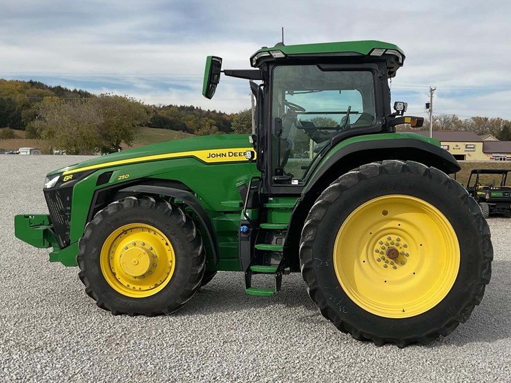 2023-john-deere-8r-250-image-1