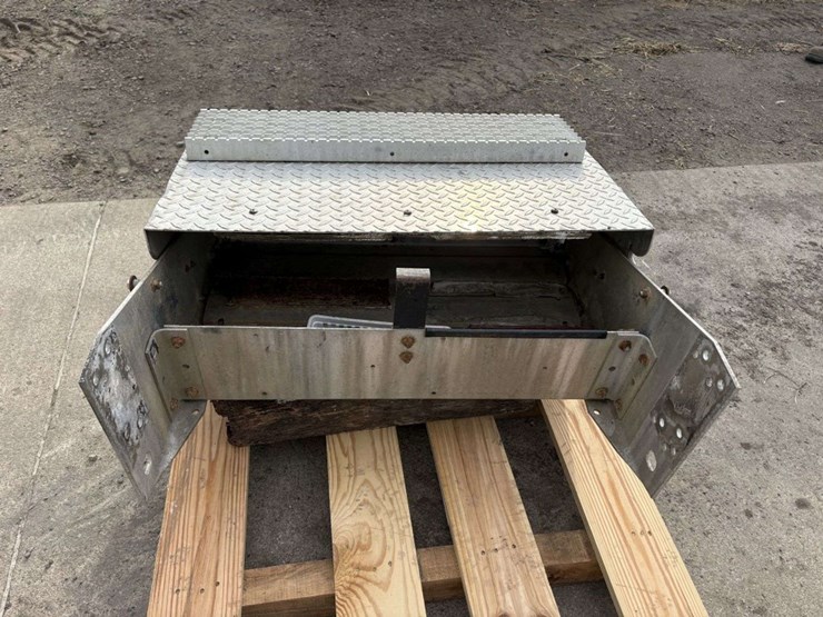 aluminum-battery/step-box,-32”-wide-image-4