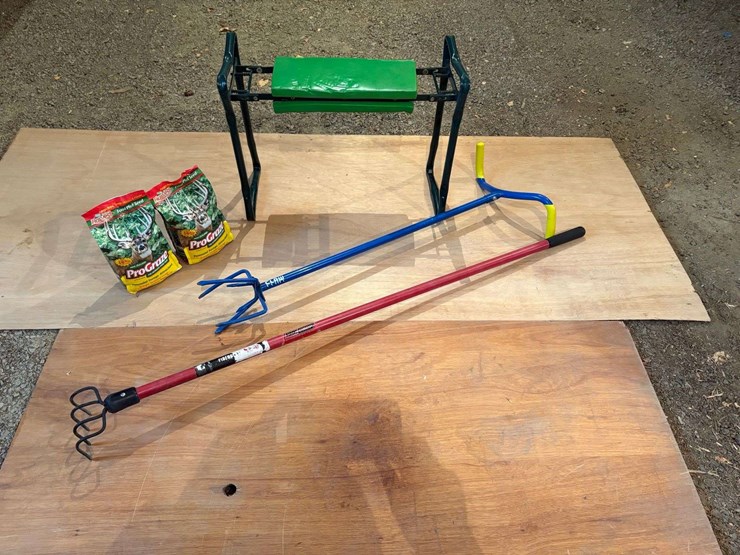 garden-lot:-garden-claw-twist-cultivator,-toolshop-4-tine-cultivator,-folding-garden-seat/kneeler,-f-image-1