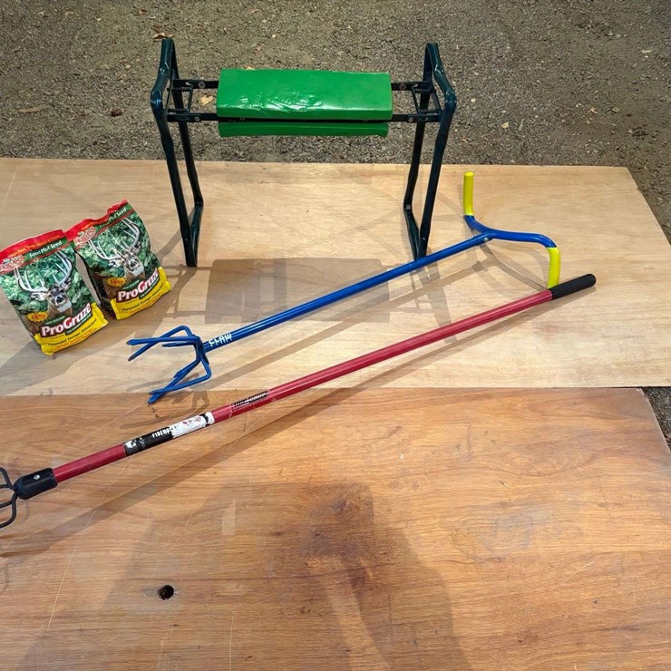 Garden Lot: Garden Claw Twist Cultivator, Toolshop 4-Tine Cultivator, Folding Garden Seat/Kneeler, F