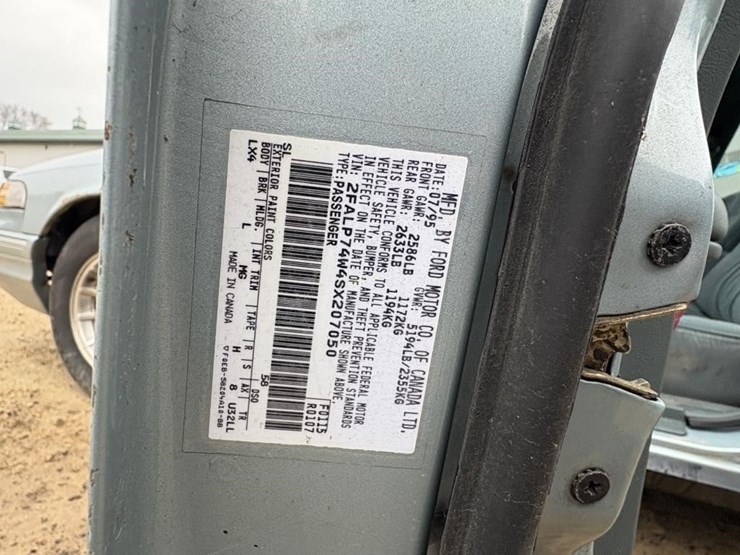 1995-ford-crown-victoria-lx-car-image-15