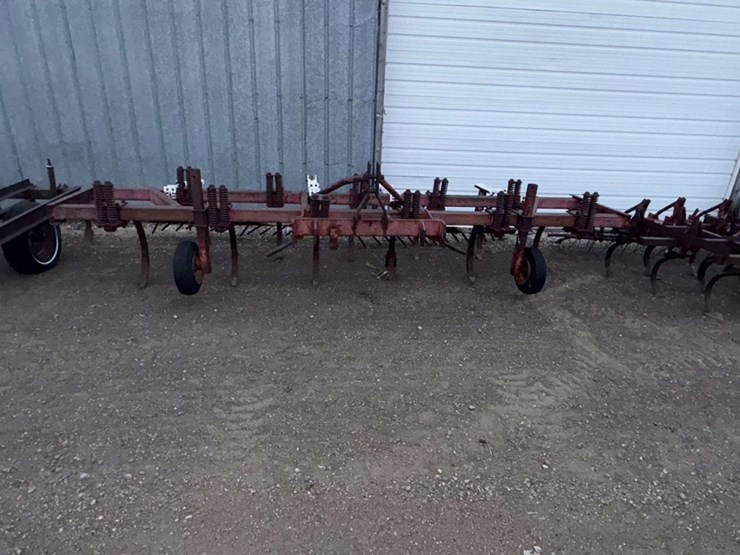 massey-ferguson-chisel-plow,-mounted,-15’-bar,-(11)-shank,-2”-reversible-points,-(2)-gauge-wheels,-b-image-3