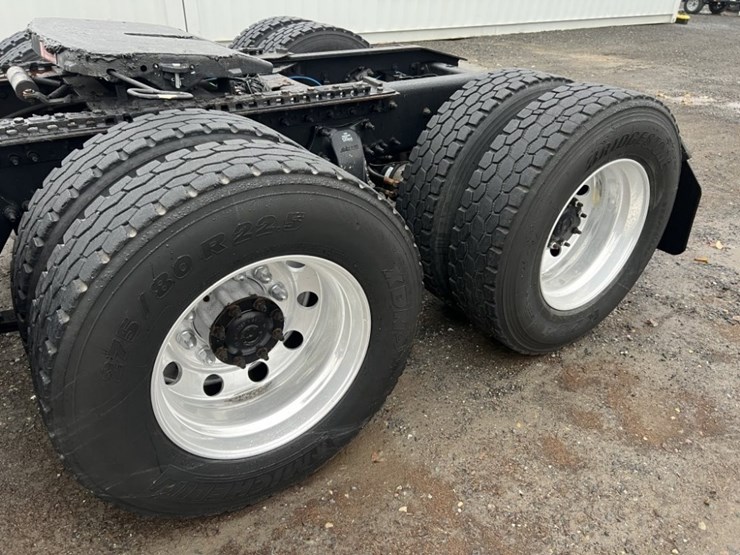 2017-freightliner-cascadia-tri-axle-truck-tractor-image-18