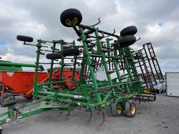 john-deere-2210-image-1