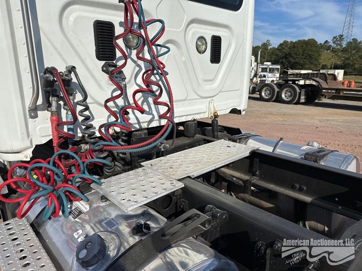 2016-freightliner-cascadia-125-image-9