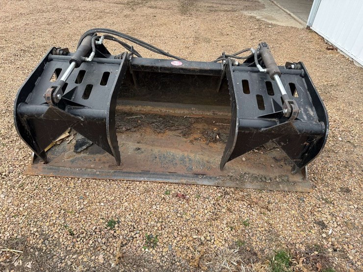 h+h-grapple-bucket,-72”-wide,-flat-bucket-with-dual-grapple-hooks,-comes-with-hoses-and-ends-image-2