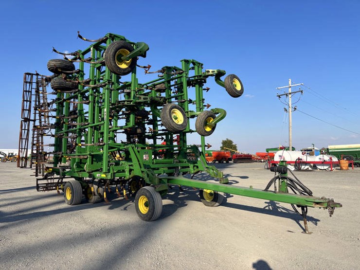 john-deere-2210-image-1