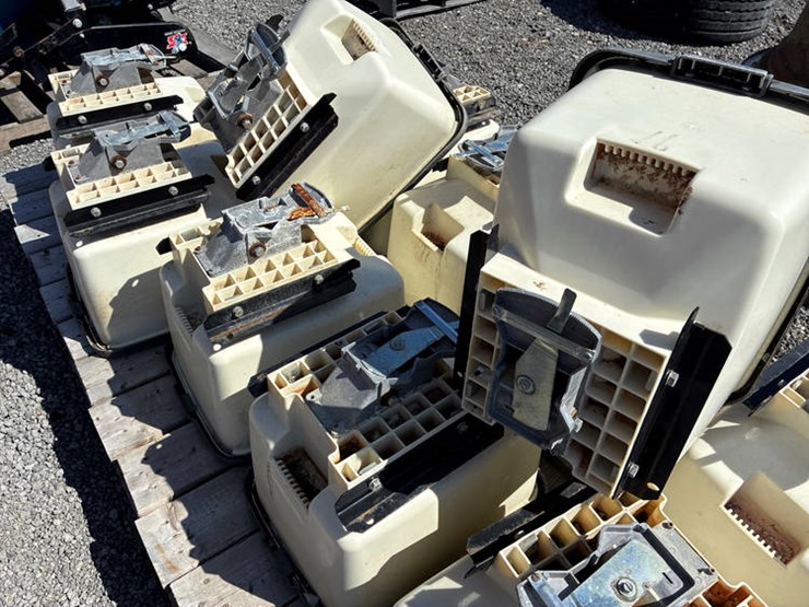 #113941-•-16-kinze-insecticide-boxes-image-6