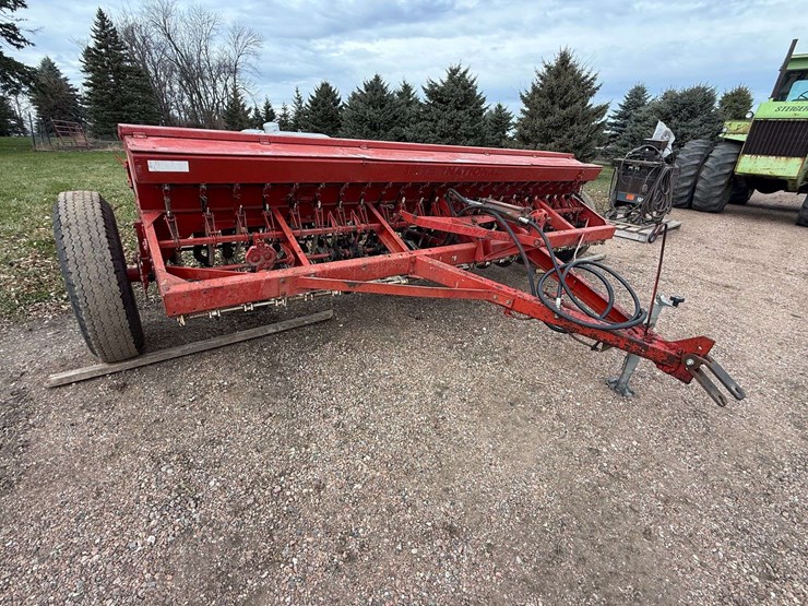 international-172-grain-drill-with-grass-seeder,-6”-spacing-with-hitch-and-hydraulic-plumbing-image-1