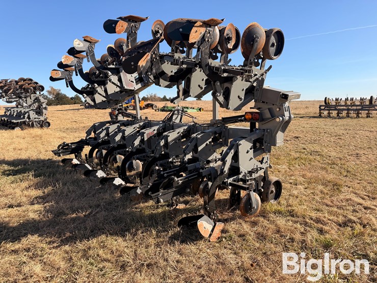 hiniker-cultipro-12r-row-crop-cultivator-image-5