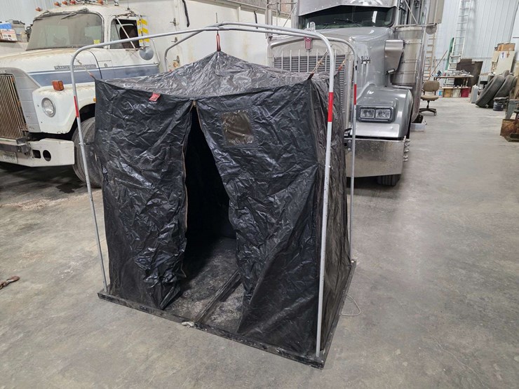 like-a-mankato-portable-fish-house,-4’-x-6’,-1-fishing-and-1-spear-hole-with-furnace-vent-image-7