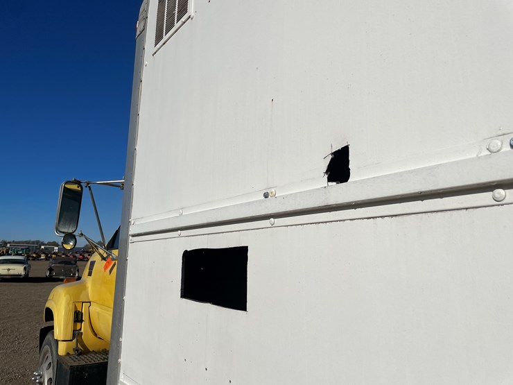 #1135-•-2002-gmc-c6500-van-truck-(has-mn-title)-image-24