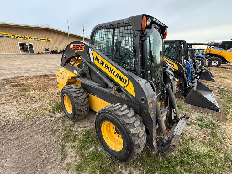 new-holland-l225-image-5