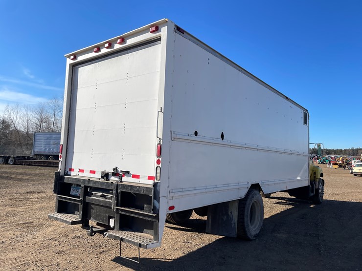 #1135-•-2002-gmc-c6500-van-truck-(has-mn-title)-image-3