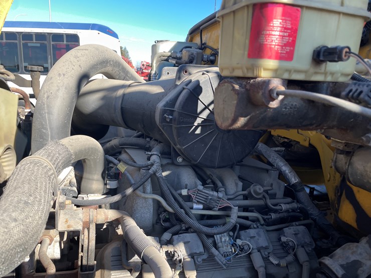 #1135-•-2002-gmc-c6500-van-truck-(has-mn-title)-image-34