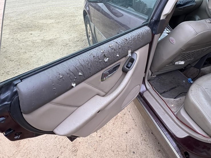 2001-subaru-outback-limited-car-image-8