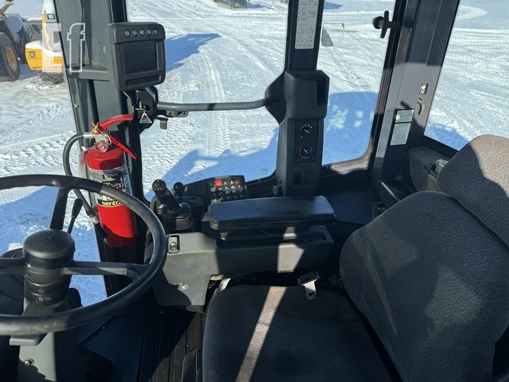 2011-deere-624k-image-35