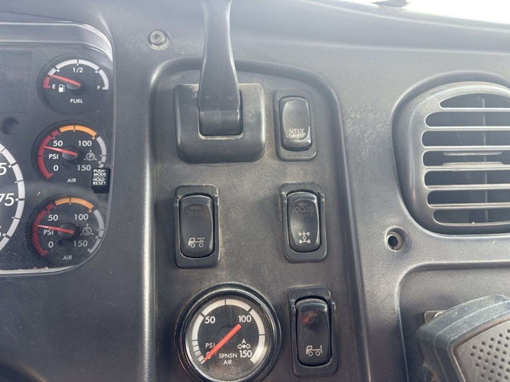 2004-freightliner-m2-business-class-semi-tractor,-day-cab,-mercedes-460,-10-speed,-jake-brake,-lopro-image-26