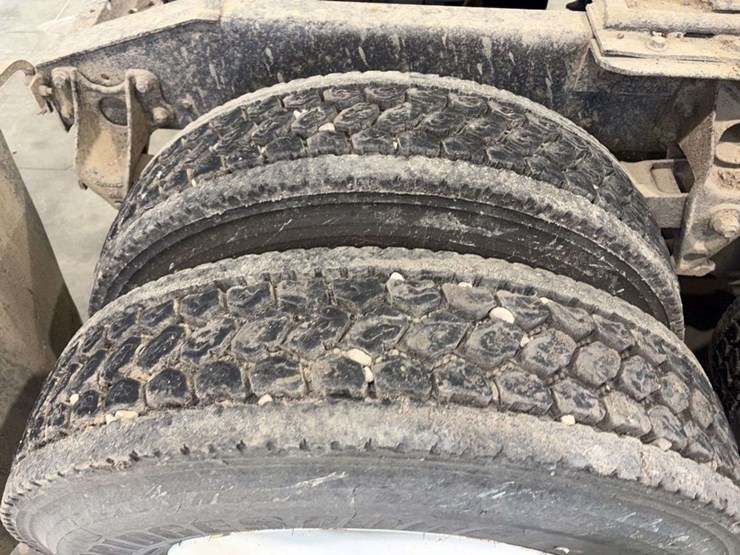 1983-international-co9670-cabover-semi-tractor,-xl-series,-400-cummins,-13-speed,-11r24.5-rears-on-s-image-10