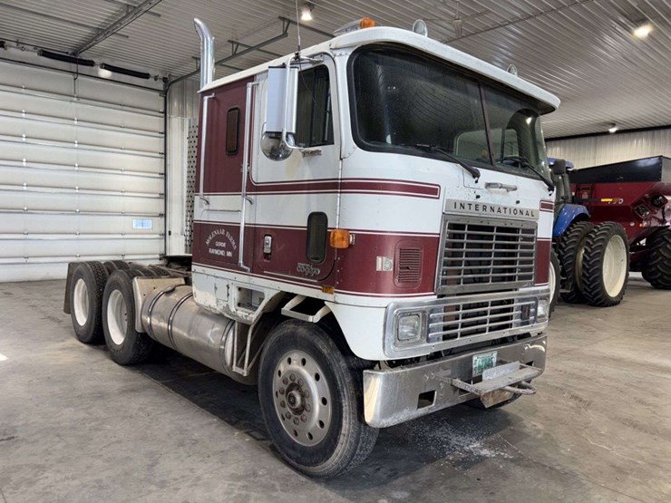 1983-international-co9670-cabover-semi-tractor,-xl-series,-400-cummins,-13-speed,-11r24.5-rears-on-s-image-2