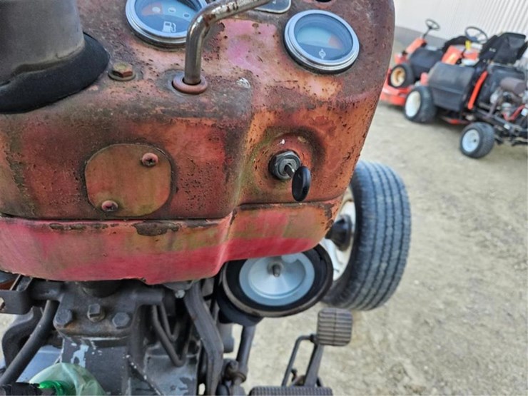 massey-ferguson-240-image-58