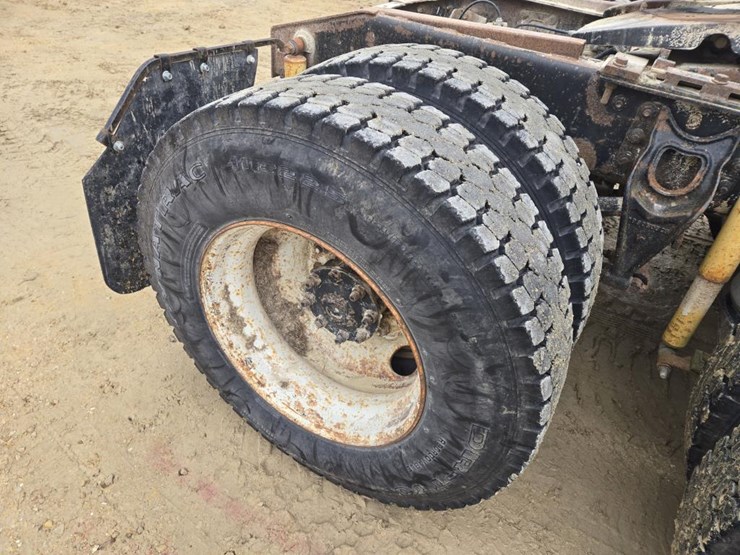 2000-international-8100-image-6