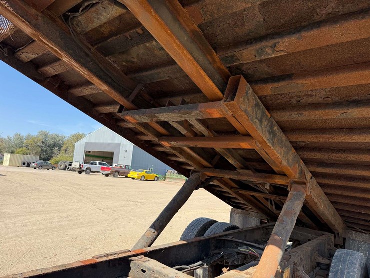 2006-sterling-rollback-truck,-101"x27'-bed,-winch,-automatic-transmission,-388k-miles,-11r22.5-tires-image-16