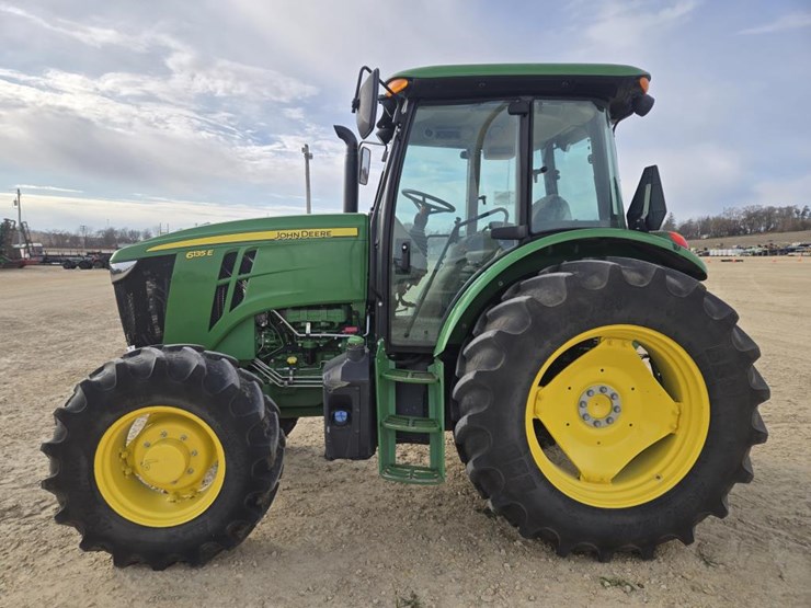 john-deere-6135e-image-13